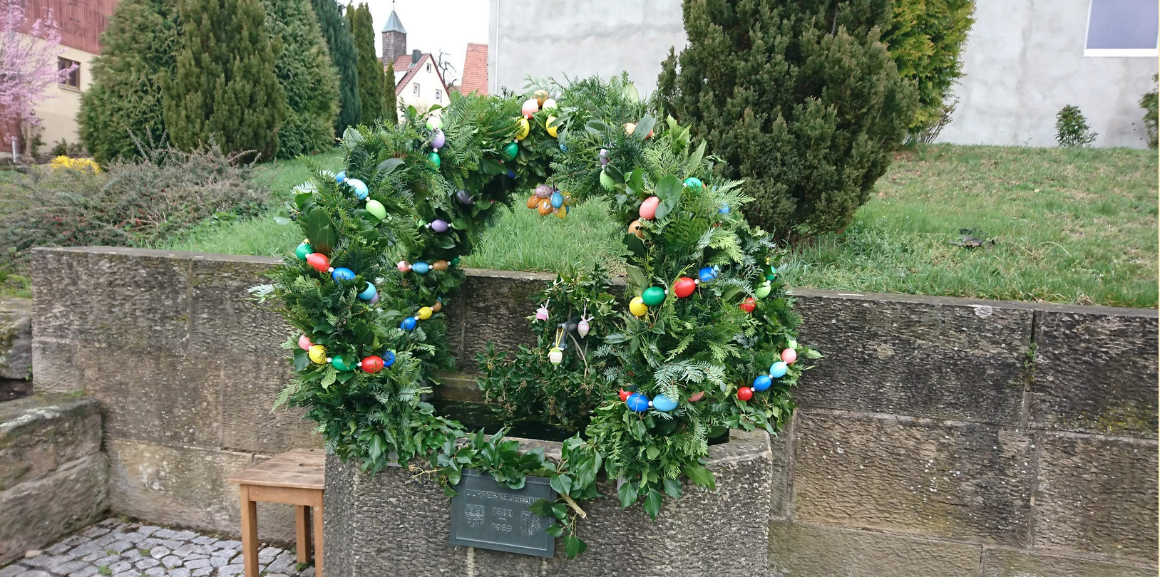 Mehr über den Artikel erfahren Osterbrunnen schmücken